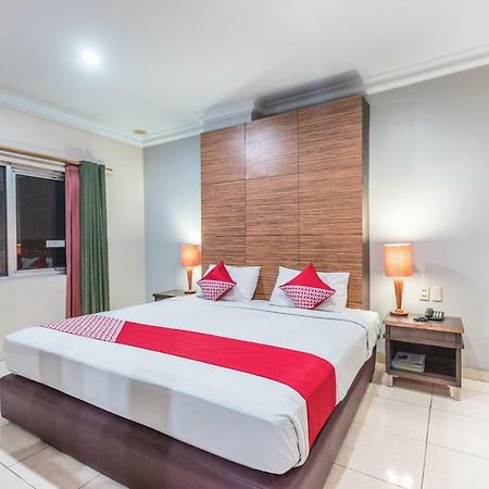 Oyo 1475 Alia Matraman Syariah Near Rs Premier Jatinergara Hotel Jakarta Kültér fotó